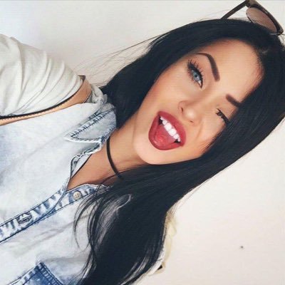 Oi, tenho 19 anos, sou modelo, sou filha da Megan Fox e não, não sou doce como ela, sou ..hm, a capetinha da família e tenho muito orgulho disso!