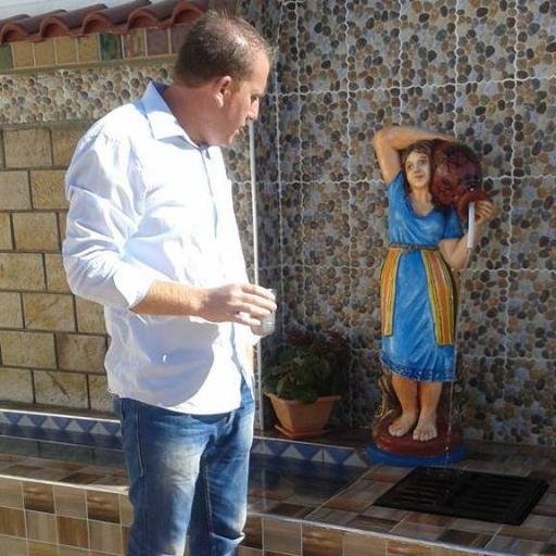 ecoutelesilence's profile picture. CELUI QUI DIFFÈRE DE MOI, LOIN DE ME LÉSER, M'ENRICHIT ...