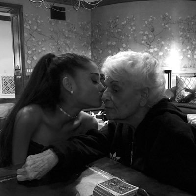 Ciao sono un'arianator io amo Ariana ,lei e' la mia vita ,io vivo di lei ,lei e' il mio unico vero amore la persona piu' importante della mia vita ,my angel Ari