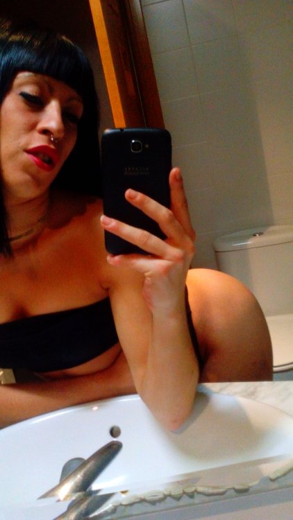twitter oficial de la modelo y actriz Luzy Cleopatra