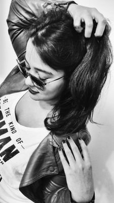 Escorpiana, estudante de Engenharia Civil, apaixonada e viciada por séries e livros. SP, 25.