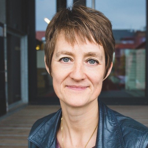 Psychologist with a passion for innovation & development of creativity in people. Chief Networking Officer (aka People manager) @vreewijs & mixed media artist.