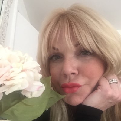 Married to the best man in the world 🌎 Mom of 2 Daughters , Grandma of 3, BEAUTY BLOGGER / CLINICIAN @PCASkincare Stylist-blonding specialist @Wifeyb78