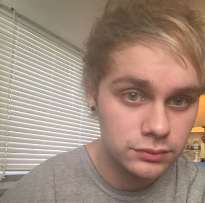 hi my name is mya and i like music
im band obsessed
my instagram is themukefeels
ily all and stay strong bby xx