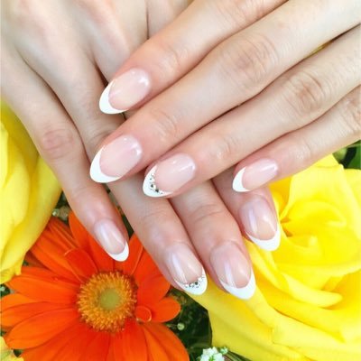 {03-5888-7011}  足立区西新井駅から徒歩2分の所にございます！nail&beautysalon シュエットです。 #ジェルネイル ¥2,500〜 #定額ネイル ¥5,300〜 #耳つぼ #ボディージュエリー