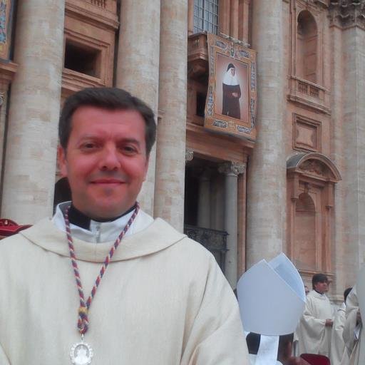 Así me llaman los jóvenes desde que llegué a Osuna: padre Manuel. Así me siento para con todos desde el sacerdocio que Dios me ha regalado.