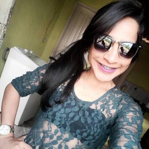 Pequena sempre com um sorriso no rosto.. Ama cantar, dançar e tocar.. Deus, Família & Amigos. ❤