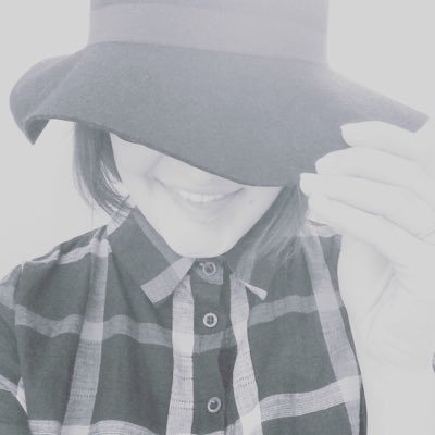 EmmaDCreative's profile picture. I'm not internationally known, but I'm known to rock a microphone.