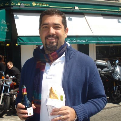 Cearense, criado no Maranhão, formado em Brasília, atualmente residindo no Piauí. Analista do TJPI, pai da Luísa, do Guilherme e marido da Bethânia