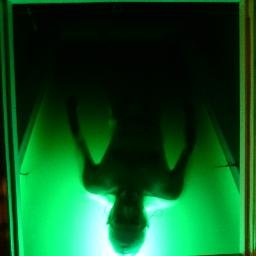 La Terapia de Flotación es una técnica de relajación que se usa para aliviar el estrés y dolores, recuperar deportistas, o con el simple propósito de recrearse.