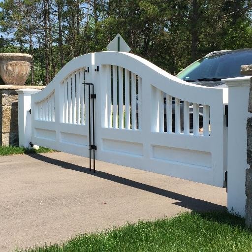 A driveway gate manufacturer offering driveway gates and wood garden arbors made of western red cedar for lasting beauty and longevity.