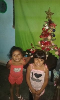 me gusta ver a ms amores felices q son ms hijas morena y valentina
