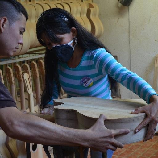 Promovemos la construcción de instrumentos musicales en Colombia.