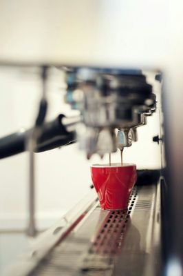 Kahve bir aşktır❤Siz de kahve içmediğiniz günü boşa geçmiş sayıyorsanız o zaman gelin hep beraber kahve kokusu tadında yeni lezzetler ve mekanlar keşfedelim ☕