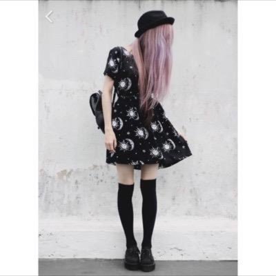 je ne suis qu'une rose baignant dans le livide univers.