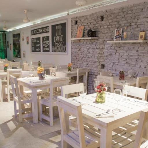 Restaurante-Bar fusion de inspiracion mediterranea que apunta a un amplio uso de productos locales en una carta original y innovadora