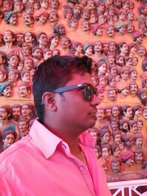इश्क का पासपोर्ट बनवा दे कोई मुझेँ भी मोहब्बत के देश मे घुमना है.....!