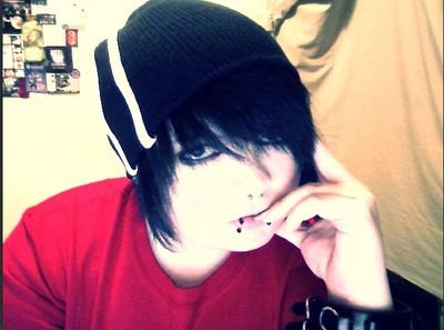 Hola. Me llamo Dan. /Me alegro de conocerte , supongo.../Chris es mío!/user: @damxxx_dam