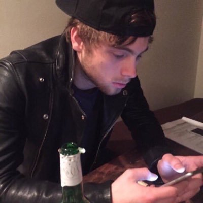 follow @giannuhhh because she gave you this free follow hope your fav follows soon :)