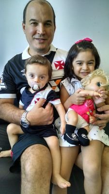 Vascaino de corpo e Alma, pai da princesa Cecília e do Príncipe Rodriguinho , Autista clássico.