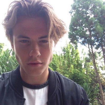 luisrpglns's profile picture. biologie & dessin | 19 ans.