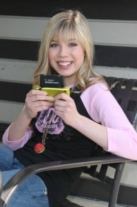 Hey I'm Jennette! You might know me as Sam from ICarly! I'm a singer too! Singlee ;D