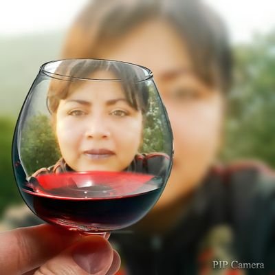 soy una mujer de poco hablar... solitaria por gusto, amo a mi mamá, no concibo la vida sin ella....me gusta el futboll ⚽⚽,soy diabla de corazón