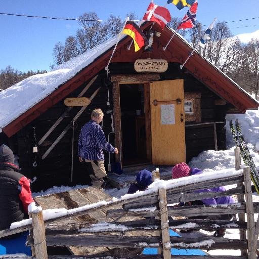 Mina intressen är aktier och löpning i skogen. Bygger en pengamaskin som ska ge mig pengar vid min pension 2025.
