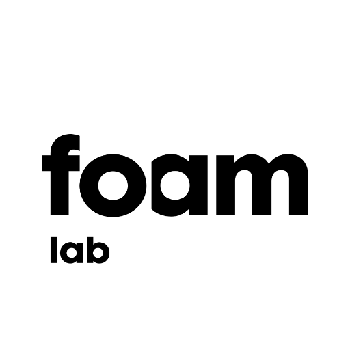 Foam Lab enthousiasmeert op de grens van fotografie en festiviteit. Volg ons voor inhoudelijke behoeftes en nachtelijke dwalingen...