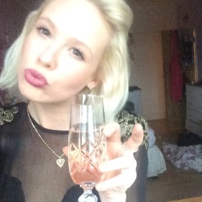 hannhbelinda's profile picture. social media manager @ zenith | all I ever want to do is go to the beach.