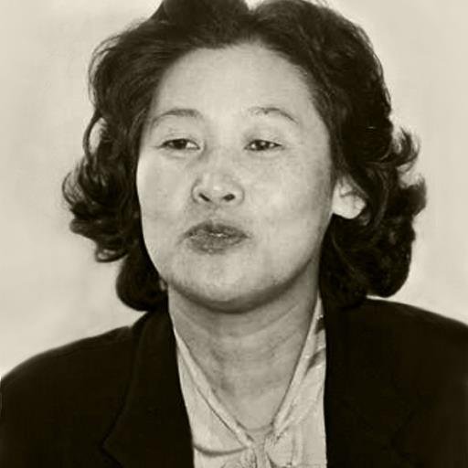 이나미여사님 공식 트위터는 이효석문학연구회에서 관리합니다. 여사님의 갑작스런 별세는 의료사고에 의한 희생이며 중대한 사건입니다. 이나미여사 약력: 이효석기념사업회장, 이효석문학연구회장, 창미사 발행인, 마지막날의 아버지 이효석 저자, 고등학교 국어교과서 필자. 中國,臺灣 문화교류