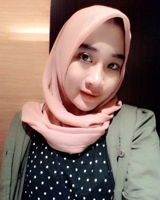 eaastria's profile picture. gak tau berenang, tapi suka banget sama laut..