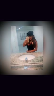 Ela é mulher demais em comparação as outras menininhas que tu pega. Com ela você é um, sem ela você é só mais um.