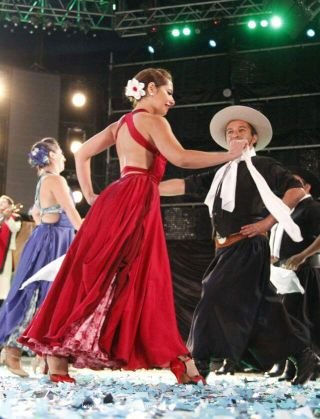 Danzas Folclórica y Malambo. Director del Ballet Popular Argentino.