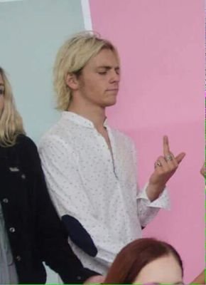 Love R5 so much and Tia Turbina, Da Mata (Loira Das Galaxias) Wesley, Lhama and Queen is the best band ❤