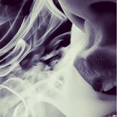 missvaporusa1's profile picture. Send us great pics of women Vaping and we will tweet them!!!
