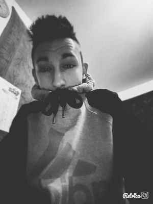 Que la famille.
《J'souffle la fumée, j'souffle la fumée J'souffre abusé, j'souffre abusé J'suis dans la fussée, dans la fussée》
《snap: yohann.gnl》