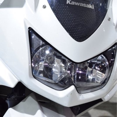 パールホワイト×エボニー(スペシャルエディション)ninja250r フォルツァも所有してます。CBR600RR買いたい( ^ω^ )無言フォロー失礼します。