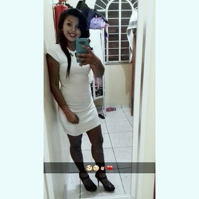 Ela se arruma, olha no espelho. Vestido colado, e o batom vermelho❤
Snapchat:yarapratarose5 
Face:YaraPrata
❤