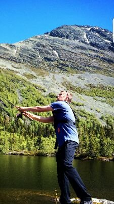 Håndballtrener. Sluker alt av idrett og tar opp til og med NM i orientering. Urædd og United supporter