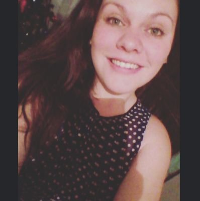 Amo leer,escuchar música y sobre todo lo que sea asiático.No tendré cara de simpatía.Pero si me conoces más verás que solo es mi rostro.Si me sigues te sigo