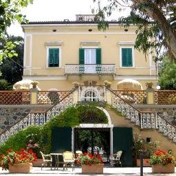 #Villa dell'800 immersa in un parco secolare situata a #Portoazzurro, con #piscina e #wifi, ideale per vacanze di relax all'#isoladelba