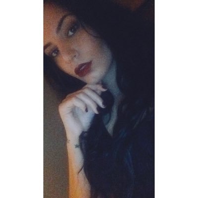 Asenaguzell's profile picture. Yaprak döker bir yanımız, bir yanımız bahar bahçe.