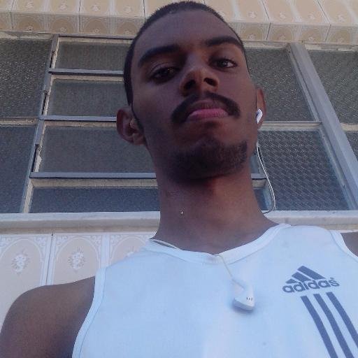 Sou filho de Deus, meu escudo minha redenção.É quem me da o toque pra essa vida não me dar rasteira não!!