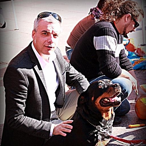 Ponosni otac i suprug, doktor prometnih znanosti, lokalpatriot i predsjednik HNS-a Rijeka, amaterski kuhar te veliki nogometni fan. https://t.co/URuVcqe0CO