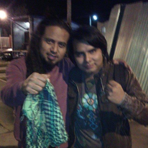 me gusta tocar bateria y guitarra tambien andar en Skate y hacer voces guturales :)