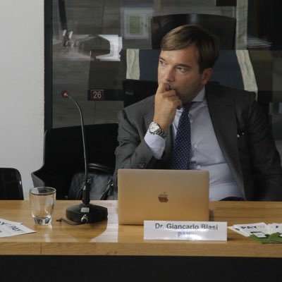 Sono responsabile dello sviluppo e mantenimento delle relazioni commerciali direzionali (quali enti pubblici, associazioni di categoria, ecc..)