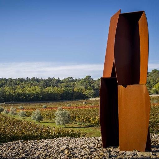 Au coeur de la Provence, la Commanderie de Peyrassol possède 100 ha de vignes et un parc de sculptures monumentales. Vins rouges, blancs et rosés d'excellence.