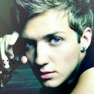 Emir_mousa's profile picture. أّنِ لَمً تٌـسِـتٌـطِيِّعٌ أّسِـعٌأّدٍ نِفُـسِـکْ,,,,,,فُـ عٌکْر مًﺰأّجّـ أّلَأّخِـريِّنِ