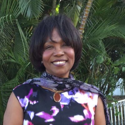 Mariee, mère de 3 enfants, catholique. Specialiste en Education Generale- Normalienne/Chimie Sct nat. Ancienne deputee, Senateure. Presidente du @fusionhaiti